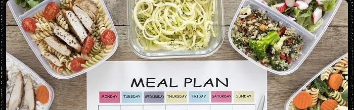 Planes de comida preparados en recipientes